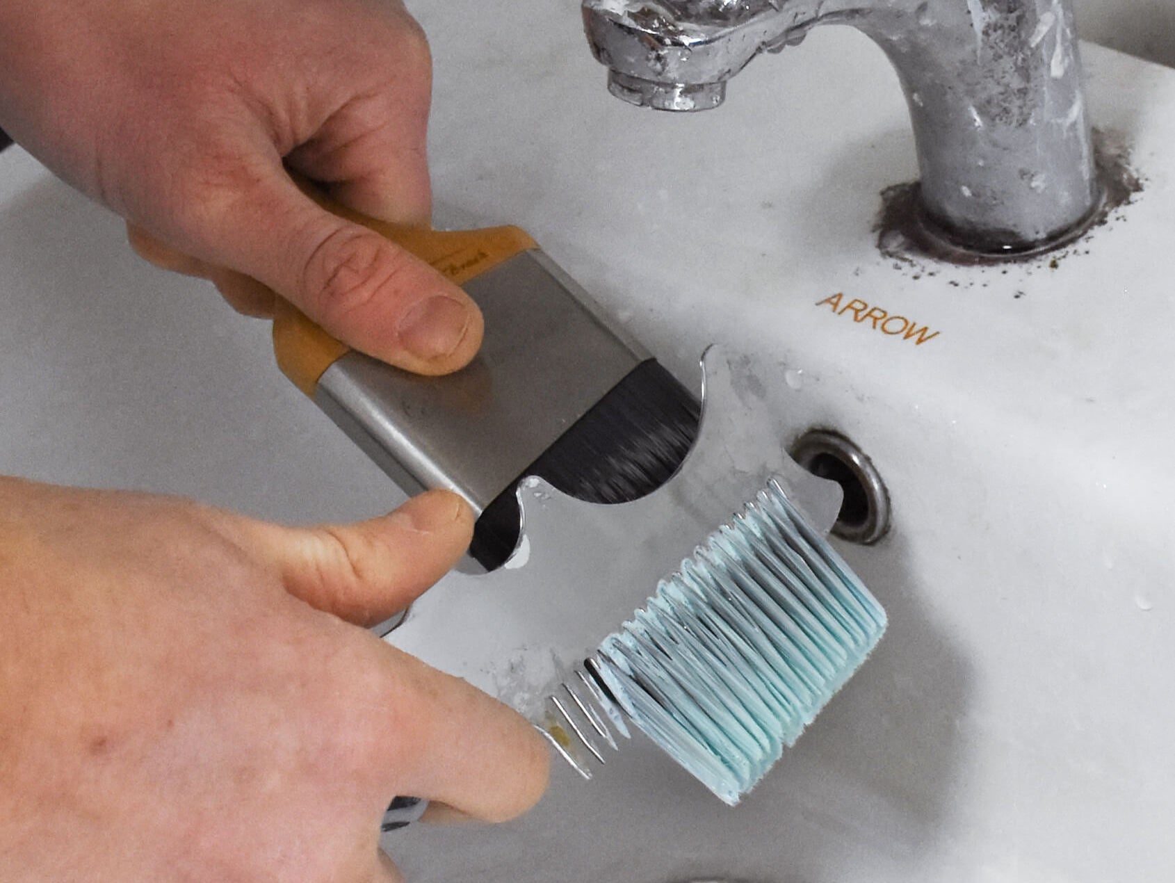 how to clean a paint brush