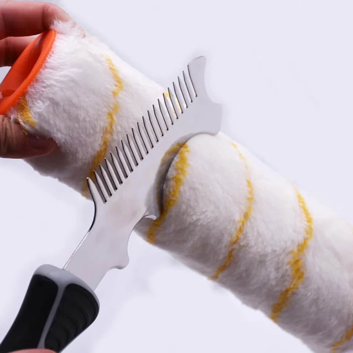 DIYer using ROLLINGDOG cleaning comb to remove paint from standard roller cover