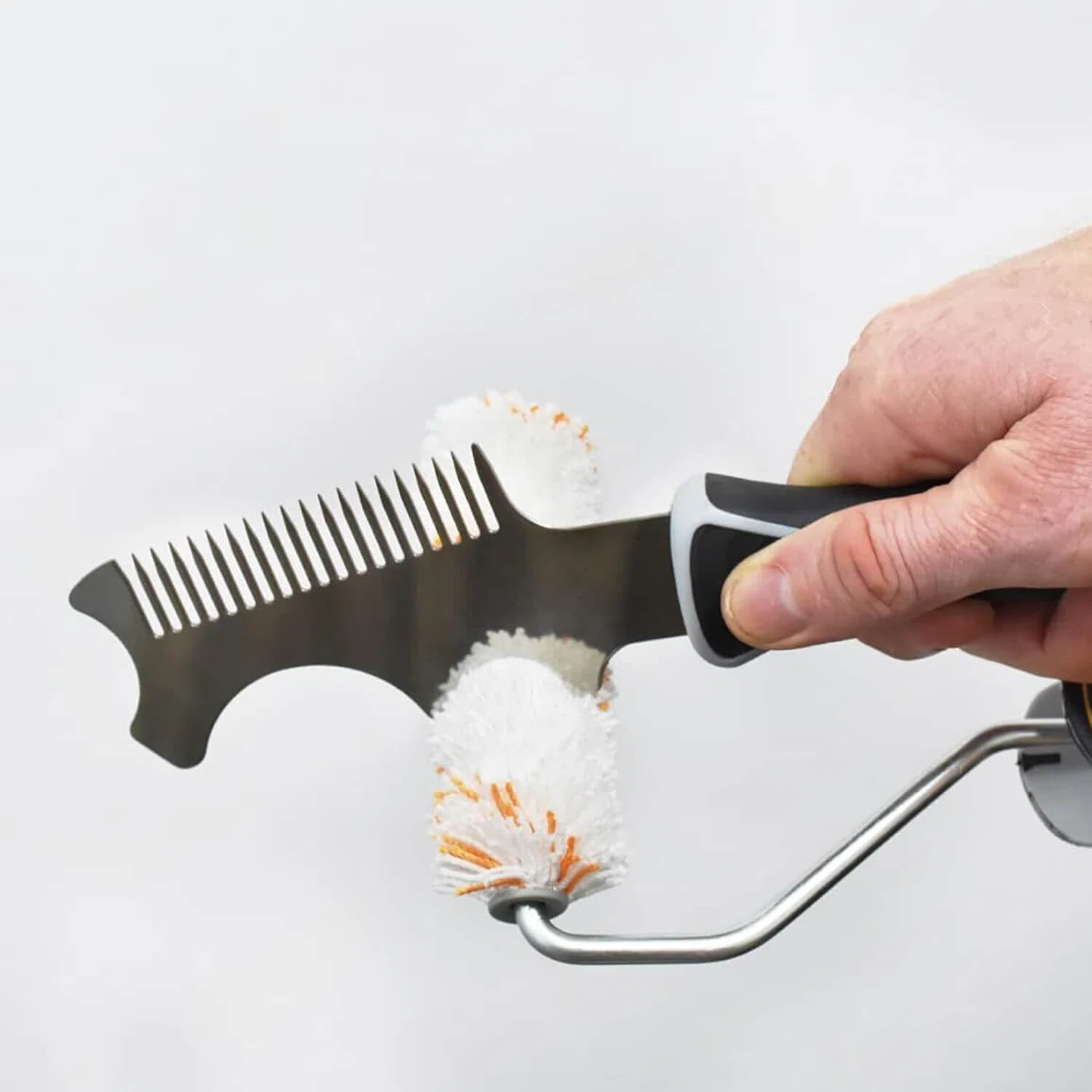 Using ROLLINGDOG paint cleaning tool to clean small mini paint roller efficiently